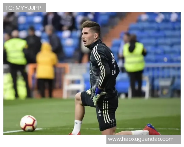 足球明星意外被扒裤现场曝光引发球迷热议与媒体关注